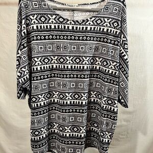 Womens top size 2X. Black/white pattern. Brand - Bobbi Brown
